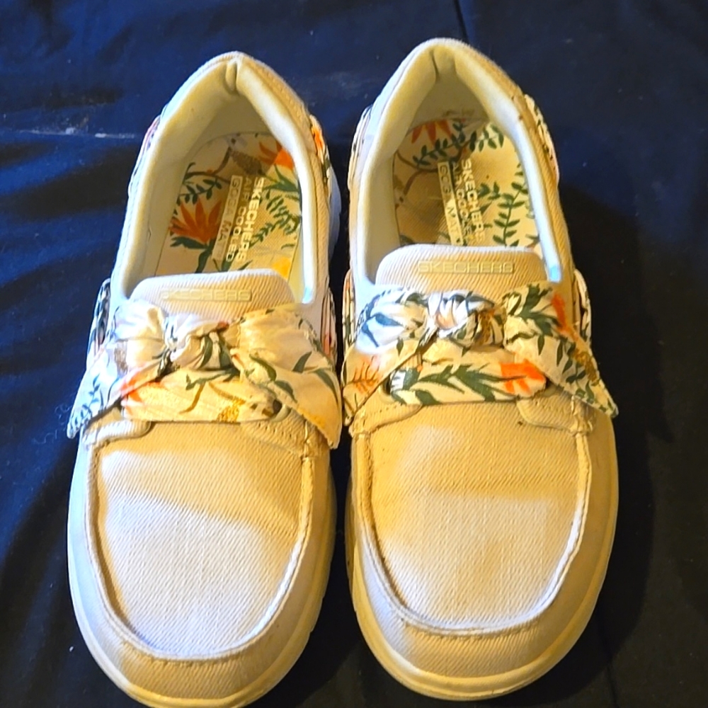 Sketchers 8.5 air cooled GOGA Mat deck shoes, cream w/pink ribbon